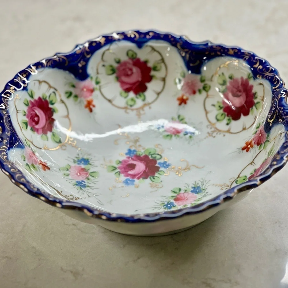 EXQUISITE, ANTIQUE, FINE PORCELAIN SERVING BOWL. COLORFUL HAND-PAINTED ROSES